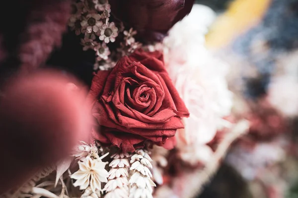 Zbliżenie Różowe Kwiatowe Ozdoby Wiszące Sufitu Gotowy Eventu — Zdjęcie stockowe