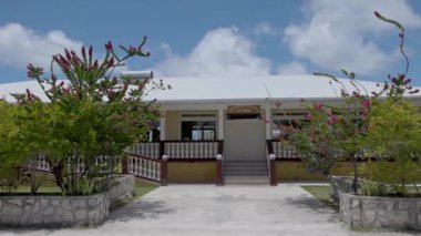 Ausfahrt aus Lagune aus dem Fakarava Atoll in Slo Motion in Franzoesisch Polynesien