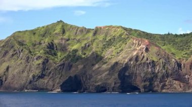 Pitcairn, öl Hauptinsel der Pitcairninseln von See aus gesehen