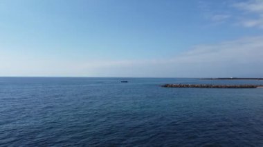 Deniz kıyısındaki bir balıkçı teknesinin havadan görüntüsü.