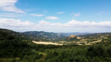 İHA 4K 'da Passo della Raticosa üzerinde uçuyor.