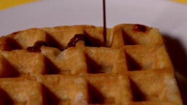 Waffle 'ın üzerine çikolata dök.