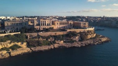 Valletta 'nın kuş bakışı görüntüsü, Malta sahilde güneşli bir günde mavi denize karşı