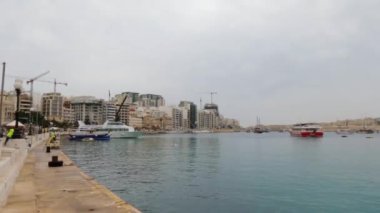 Gemiler ve turistik gemiler Sliema Limanı, Malta 'ya yanaştı.