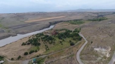Ermenistan 'da yeşil ağaçlarla çevrili eski bir kilisenin kuş bakışı görüntüsü.