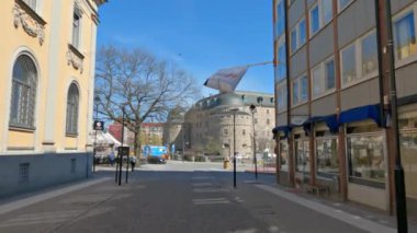 İsveç 'te güneşli bir günde, ortaçağ şatosuyla birlikte Orebro şehir merkezinin manzarası.