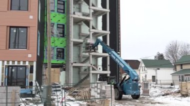 Kanada, Orillia 'da inşaat alanında çalışan ağır kaldırıcıların görüntüleri.