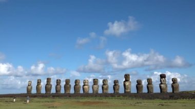 Ahu Tongariki mit 15 Moai bei Hanga Roa auf der Osterinsel