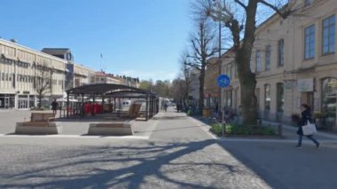 İsveç 'te güneşli bir günde, Orebro şehir merkezinin yaya caddesinin manzarası.