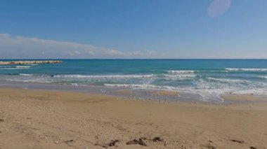 Gündüz vakti Sicilya 'daki Avola plajı.