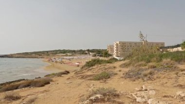 Cayman Sahili manzarası, Eloro Sahili olarak da bilinir, otelin arka planında Noto, Sicilya 'da.