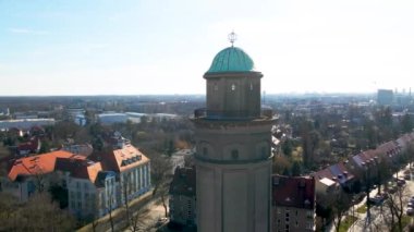 İnsansız hava aracı Wroclaw 'daki su kulesinin üzerinden uçuyor.