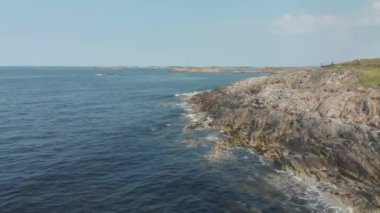 Norveç, İskandinavya 'daki bir dağ gölünün insansız hava aracı görüntüsü