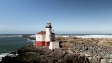 Coquille Nehri Deniz Feneri 'nin kumsalın yanındaki drone görüntüsü..