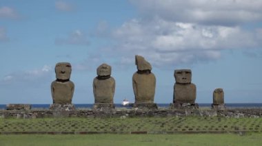 Moai Gruppe in Ahu Tahai schaut ins lnland