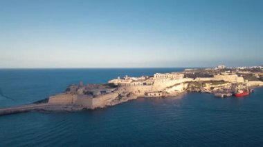 Valletta 'nın kuş bakışı görüntüsü, Malta sahilde güneşli bir günde mavi denize karşı