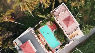 Bali 'de, Endonezya' da Bilardo ve balkonlu bir Villa 'nın İHA' sı vuruldu. Etrafında palmiye ağaçları