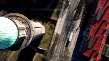 İnsansız hava aracı Wroclaw 'daki su kulesinin üzerinden uçuyor.