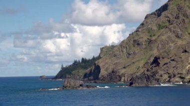 Pitcairn, öl Hauptinsel der Pitcairninseln von See aus gesehen