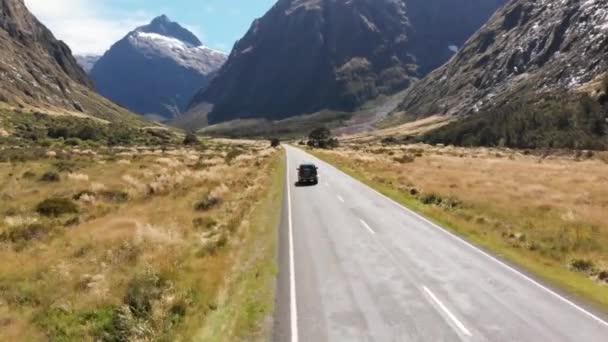 Air Drone Постріл Вулиць Через Гори Фіордленду Новій Зеландії Кемперван — стокове відео