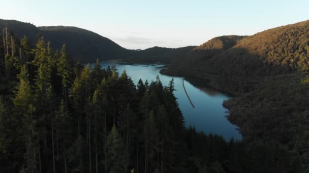 Nyers Drónfelvétel Naplementéről Blue Lake Rotorua Zéland — Stock videók