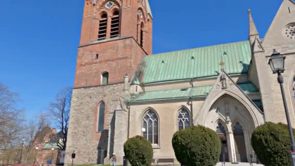 Iglesia San Nikolai Contra Cielo Azul Centro Orebro Suecia — Vídeo de stock