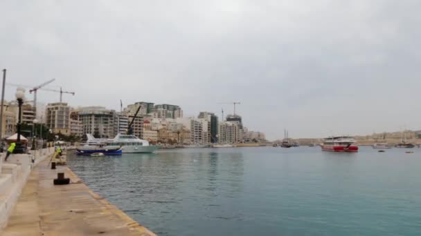 Лодки Туристические Корабли Пришвартовались Гавани Слима Мальта — стоковое видео