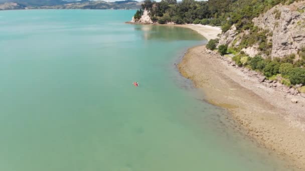 Circle Drone Shot Van Een Kajak Tour Kustlijn Van Het — Stockvideo