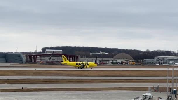 View Spirit Airlines Plane Landing General Mitchell International Airport Milwaukee — Stock Video