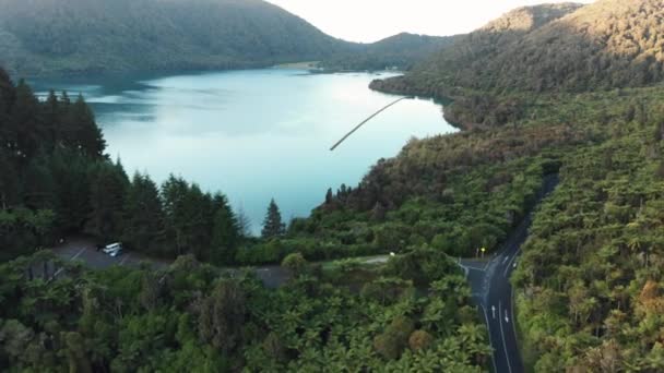Befogott Naplemente Blue Lake Rotorua Egy Légi Drón Repülés — Stock videók
