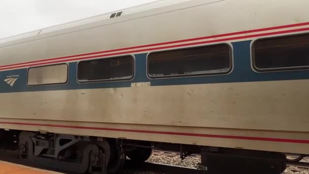 Pociąg Amtrak Hiawatha Odjeżdża Dworca Kolejowego Milwaukee Airport — Wideo stockowe