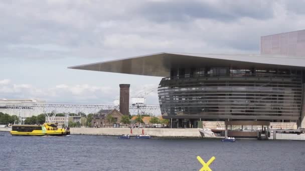 Koppenhágai Kikötői Busz Vitorlázik Honsebrolobet Csatornában Koppenhágai Operaház Előtt — Stock videók