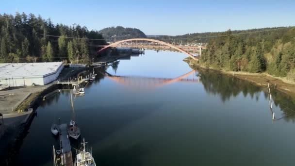 Metraje Aéreo Del Puente Rainbow Con Reflejo Las Tranquilas Aguas — Vídeos de Stock