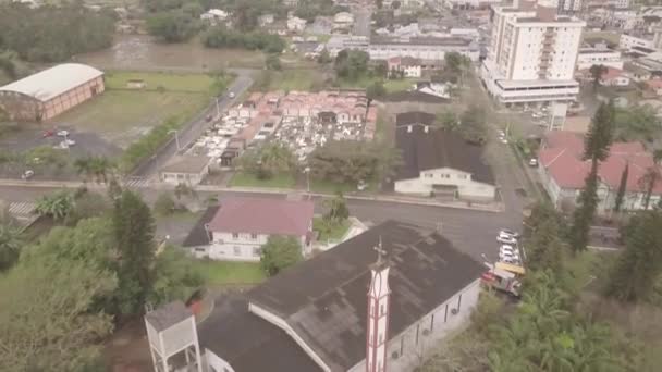 雾天鸟瞰城市建筑物和空旷街道的景象 — 图库视频影像