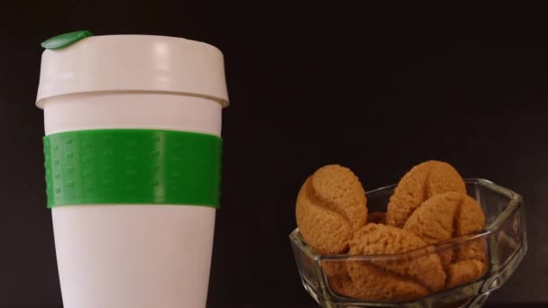 Uma Filmagem Biscoitos Café Garrafa Térmica Plástico Para Bebidas Quentes — Vídeo de Stock