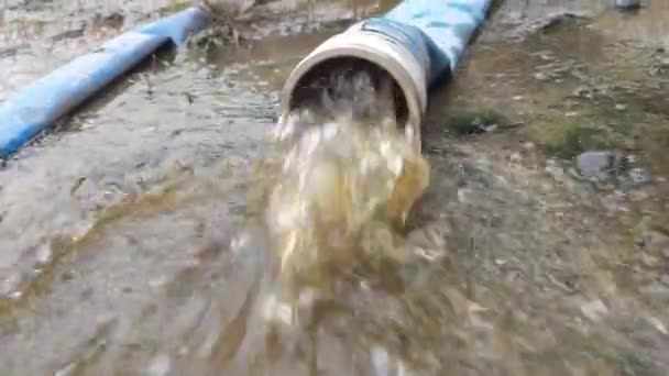 Une Eau Sale Qui Sort Tuyau — Video