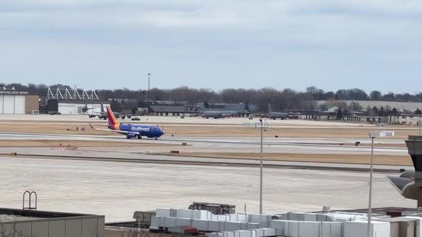 西南航空波音737飞机从密尔沃基通用米切尔国际机场起飞 — 图库视频影像