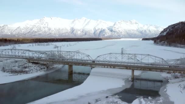 Drohnen Ansicht Einer Brücke Über Flüsse Neben Feldern Winter Hintergrund — Stockvideo