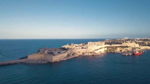 晴れた日には青い海に対してビーチでバレッタ マルタの鳥の目のビュー — ストック動画