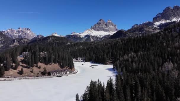 Eine Luftaufnahme Von Einer Drohne Der Morgendämmerung Auf Einer Verschneiten — Stockvideo