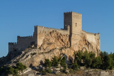 Almansa Şatosu tepenin üstünde bulutsuz bir gökyüzüne karşı yer almaktadır.