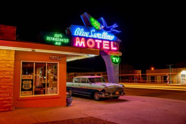 Tucumcari, New Mexico 'da park edilmiş klasik arabalı Blue Swallow Motel.