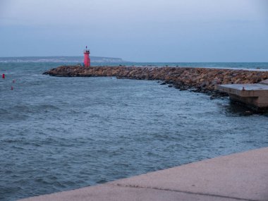 Guardamar del Segura 'nın güzel kayalık kıyısı, İspanya