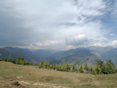 Bulutların altındaki dağların manzarası