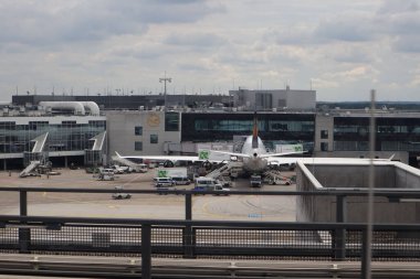Havaalanının havaalanında birden fazla uçak var.