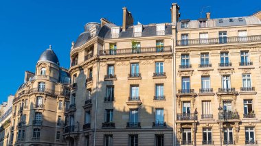 Paris, güzel bir bina, Montmartre 'daki tipik Paris cephesi.