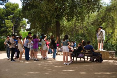 Barselona, İspanya - 2 Haziran 2022: Turistler Sagrada Familia parkında kuyruğa girip tek bir noktadan fotoğraf çekiyorlar