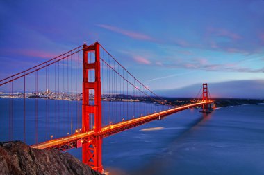 Gün batımında Golden Gate Köprüsü 'nde güzel mavi bir gökyüzü arka planına karşı uzun süre açık kalacak.