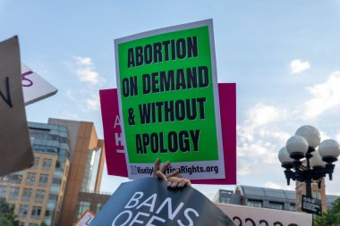 Anayasa Mahkemesi 'nin Roe-Wade davasını geri çevirmesi üzerine protesto tabelaları taşıyan bir kalabalık.