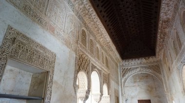 Granada, Endülüs, İspanya 'daki Alhambra Sarayı' nın duvarları ve tavanı İslami Arabistan 'ın güzel bir manzarası.